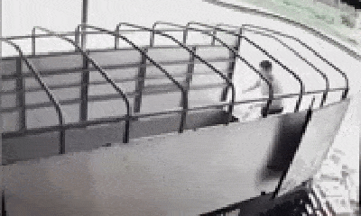 Video: Đứng trước hiên nhà, người đàn ông bị xe bán tải cuốn bay vào gầm