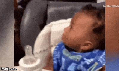 Video: Tan chảy hình ảnh em bé ôm mặt bật khóc nức nở vì không nhận ra bố vừa cắt tóc
