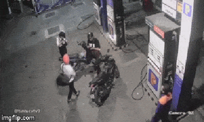 Video: Nhắc khách không nghe điện thoại, nhân viên cây xăng bị đâm trọng thương