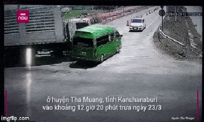 Video: Khoảnh khắc xe tải đâm, kéo lê xe khách khiến 5 lao động Việt thiệt mạng tại Thái Lan