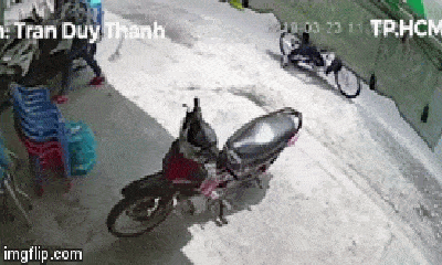 Video: Chủ nhà bất lực đuổi theo tên trộm xe máy nhưng không kịp