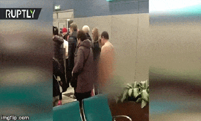 Video sốc: Người đàn ông khỏa thân tỉnh bơ chờ xếp hàng lên máy bay tại Nga