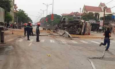 Nghệ An: Lật xe bồn, hàng ngàn lít xăng tràn lênh láng trên quốc lộ