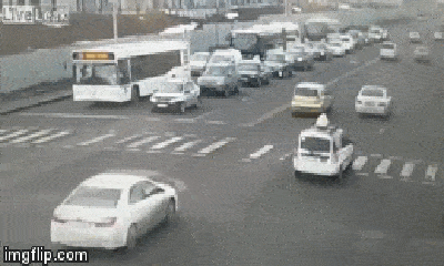 Video: Xe bus chạy hết tốc lực, đâm hàng loạt ôtô dừng đèn đỏ gây tai nạn kinh hoàng