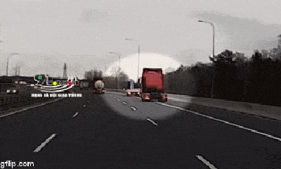 Video: Xe đầu kéo ủi bay ôtô tải, 2 người đàn ông lao xuống đường thoát nạn trong tích tắc