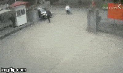 Video: Nam thanh niên lạ mặt trộm xe máy của nữ sinh đại học Y Hà Nội