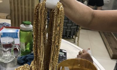Chủ tiệm vàng ở Hội An bất ngờ nhận lại 4,9 tỷ và 225 lượng vàng