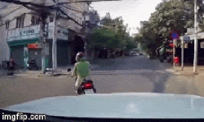 Video: Nữ tài xế đánh võng, bẻ lái quay đầu rồi lại chạy thẳng khiến tài xế ô tô thót tim