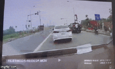 Video: Xe đầu kéo liều lĩnh vượt đèn đỏ, húc văng ô tô 7 chỗ rồi lao xuống ruộng