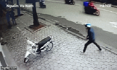 Video: Tên trộm táo tợn, bẻ khóa xe máy giữa ban ngày ở Hà Nội