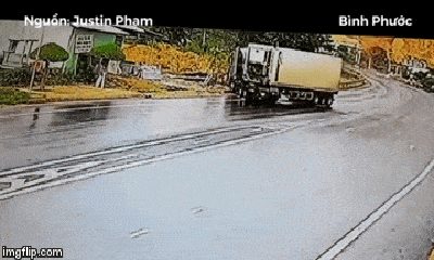 Video: Container xoay 90 độ vì phanh gấp giữa trời mưa
