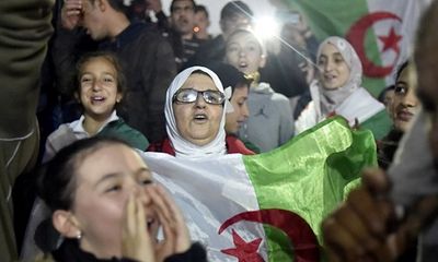 Tổng thống từ chức, người dân Algeria xuống đường ăn mừng
