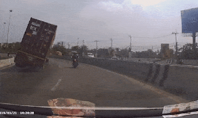 Video: Thót tim cảnh container ôm cua suýt đè bẹp xe máy