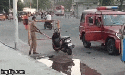 Video: Cảnh sát Ấn Độ đập phá xe vì tài xế không chịu di chuyển khi được yêu cầu