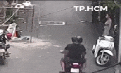 Video: Cô gái bị 2 thanh niên đi xe máy giật túi xách trong chớp mắt