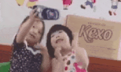 Video: Hai bé gái lấy dép nhựa để chụp ảnh tự sướng gây bão mạng xã hội vì quá đáng yêu
