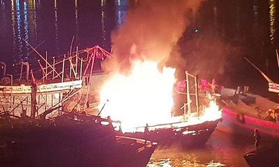 Cháy tàu cá ngùn ngụt trong lúc neo đậu trên sông Hàn