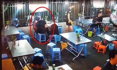 Video: Cặp nam nữ vô tư ôm hôn không ngừng tại quán ăn khiến nhiều người nóng mặt