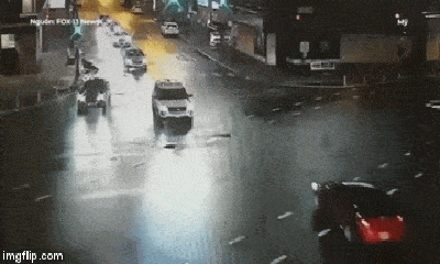 Video: Ô tô vượt đèn đỏ, lao như tên bắn đâm thẳng vào xe cảnh sát giữa ngã tư