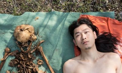 Chấn động Trung Quốc: Con quật mồ cha, chụp ảnh nude với hài cốt để 