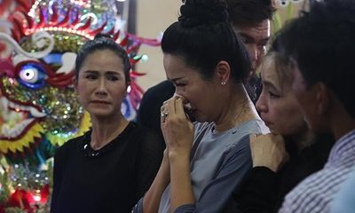 Người thân nghẹn ngào, đồng nghiệp khóc đỏ mắt trong tang lễ nghệ sĩ Anh Vũ