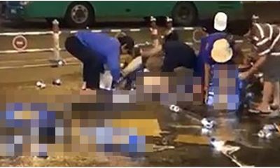 Video: Người dân đổ xô ra đường hôi bia rơi, tài xế chán nản bỏ đi