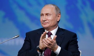 Tổng thống Putin phản ứng hài hước khi bị người phiên dịch tự ý sửa lời