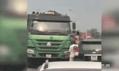 Video: CSGT đu bám xe 