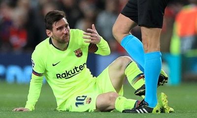 Cận cảnh gương mặt bầm dập của Messi sau pha va chạm với hậu vệ MU