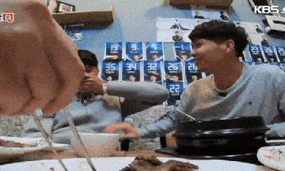 Video: Được đồng đội người Hàn nấu đồ ăn cho, Công Phượng liền xông tới hôn để trả ơn