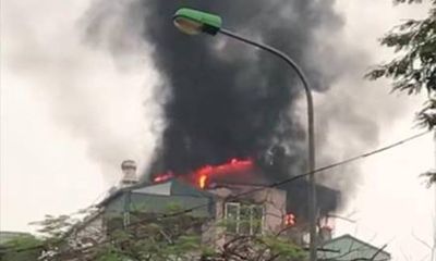 Hà Nôi: Cháy ngôi nhà 5 tầng trên phố Lạc Trung, 9 người may mắn thoát chết