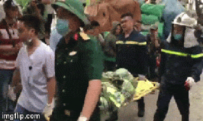 Video: Xót xa cảnh 6 thi thể vụ cháy ở Hà Nội được bọc trong chăn đưa ra khỏi hiện trường