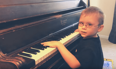 11 tháng tuổi, cậu bé mù đã biết tự đánh piano, 6 tuổi trình diễn trước công chúng