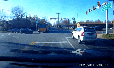 Video: Vượt đèn đỏ, tài xế xe buýt chở học sinh gây tai nạn