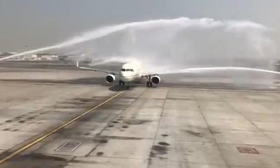 Sân bay Dubai phun vòi rồng chào mừng làm bật cửa thoát hiểm máy bay