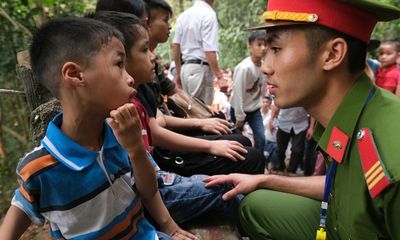 Nhiều trẻ nhỏ hoảng sợ vì lạc bố mẹ tại lễ hội Đền Hùng