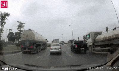 Video: Khoảnh khắc ôtô bán tải bị xe bồn chở xăng kéo lê trên đường như trong phim