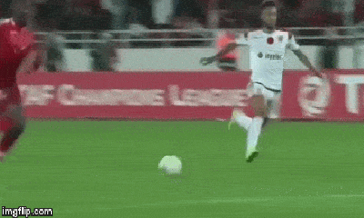 Video: Chứng kiến thủ môn gãy gập chân, trọng tài bật khóc ngay trên sân