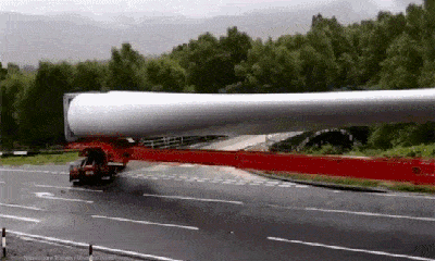 Video: Cận cảnh pha bẻ lái cực đỉnh của tài xế chở cánh quạt turbine gió dài 60 mét