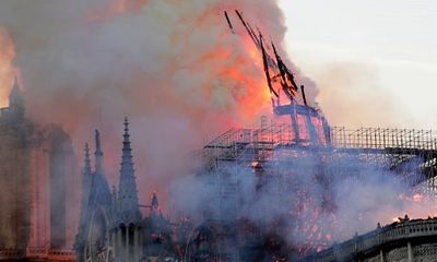 Hiện trường vụ cháy Nhà thờ Đức Bà Paris: Lửa bùng lên dữ dội, đỉnh tháp 850 năm tuổi sụp đổ
