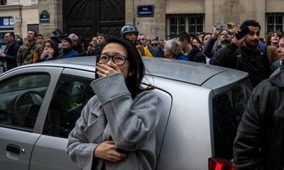Người dân Paris bật khóc chứng kiến biển lửa nhấn chìm Nhà thờ Đức Bà
