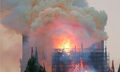 Vụ hỏa hoạn kinh hoàng ở Nhà thờ Đức Bà Paris: Tổng thống Pháp cam kết tái xây dựng ngay lập tức