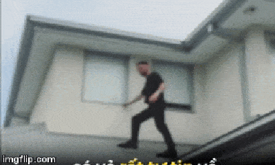 Video: Thanh niên tự tin đi dạo trên mái nhà nhận cái kết đắng