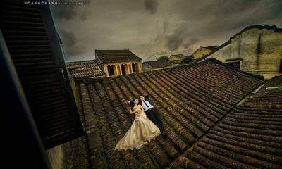 Cặp đôi gây bức xúc vì chụp ảnh cưới trên mái nhà cổ ở Hội An
