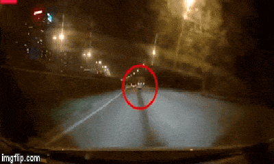 Video: Hoảng hồn cô gái bất ngờ băng qua đường, lao thẳng vào đầu ô tô ở Hà Nội