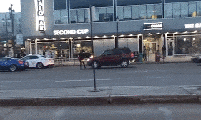 Video: Thanh niên thản nhiên đổ xăng, đốt xe Ford Escape ở giữa phố và cái kết đắng