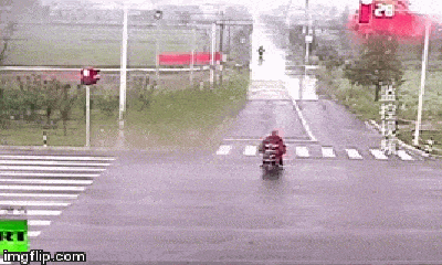Video: Tài xế xe máy bỏ chạy hết tốc lực để thoát khỏi lưỡi hái tử thần