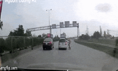 Video: Khoảnh khắc ô tô đạt đầu va trúng xe máy ngã lăn xuống đường