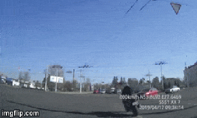 Video: Vượt đèn đỏ, biker bị ô tô hất văng lên không