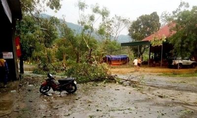 Nghệ An: Lốc xoáy kèm mưa đá, hơn 50 nhà dân bị tốc mái